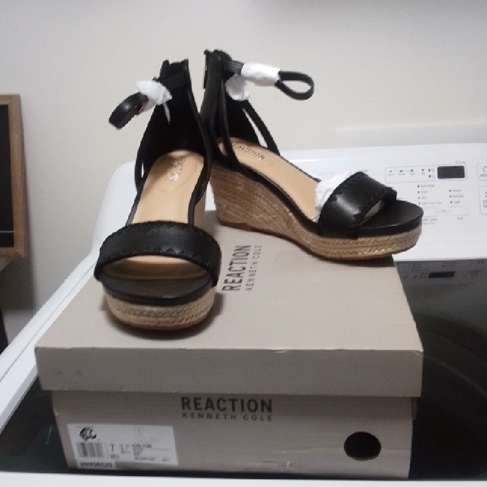 NWT NIB Kenneth Cole Reaction Colton Black Wedge Sandals